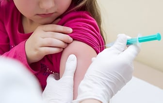 Могут ли в Беларуси поставить семью на учёт за отказ от прививок? Юристы объяснили