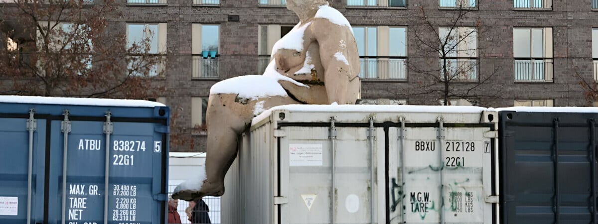 Немцы узнали Ангелу Меркель в статуе голой женщины — Фото