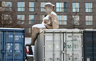 Немцы узнали Ангелу Меркель в статуе голой женщины — Фото