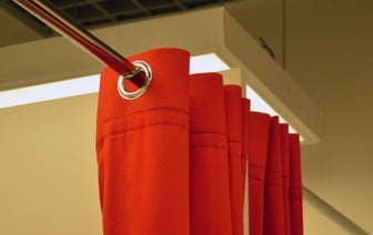 В минском магазине появилась необычная примерочная. Вещи в ней можно надевать только виртуально