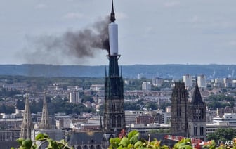 Пожар вспыхнул во французском Руанском соборе во время реставрации.