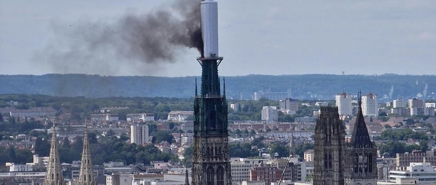 Пожар вспыхнул во французском Руанском соборе во время реставрации.