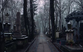 На Витебщине пьянка двух друзей закончилась трагедией: один лег посреди двора, а второй переехал его машиной и даже не заметил