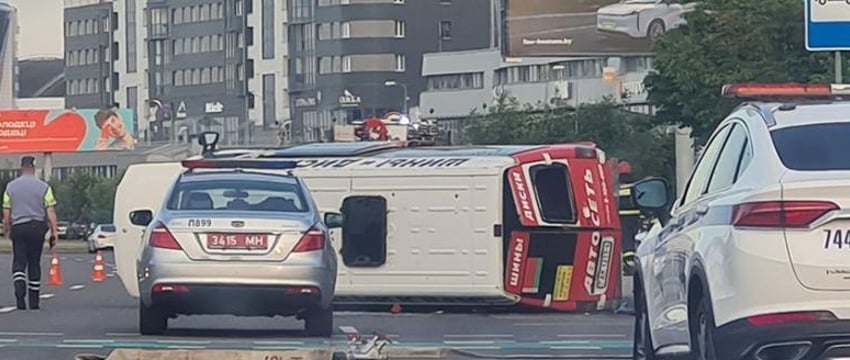 Маршрутка перевернулась во время аварии с электрокаром в Минске