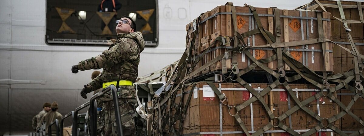 Байден пообещал начать поставки оружия и военной техники в Украину уже на этой неделе