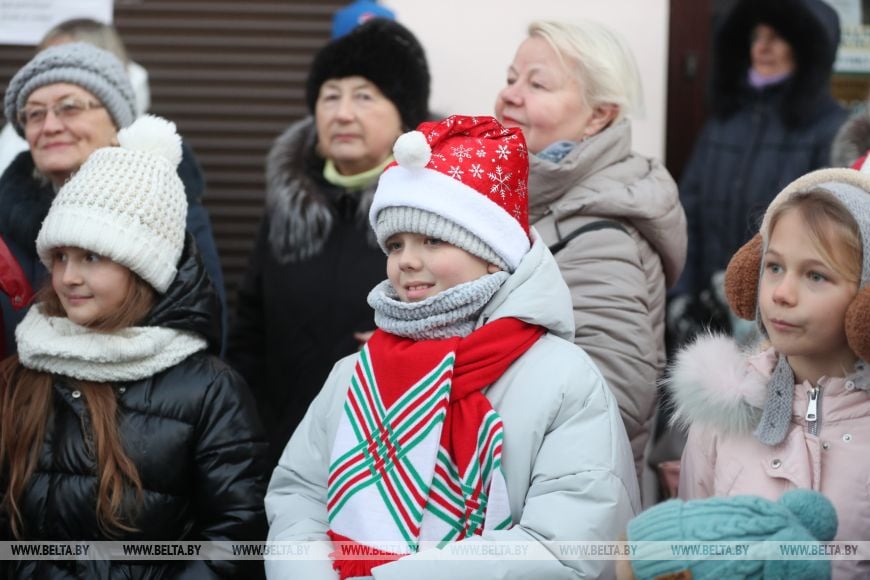 Новогоднее дефиле Деда Мороза и его оркестра зарядило настроением брестчан — смотрите фото и видео