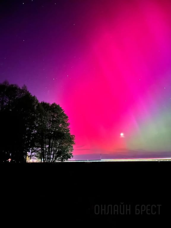 Красочное северное сияние появилось сегодня в небе над Брестской областью