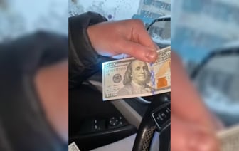 «Что, так можно было?» — Белорус показал «светящиеся» углы на долларах. Как решил проблему? — Видео