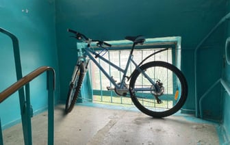 Жалобы на велосипеды в подъезде: что делать?
