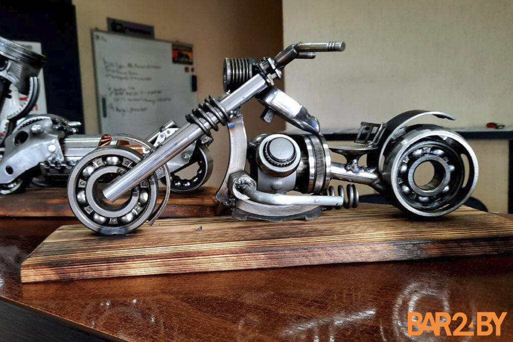 «Для кого-то мусор, а для меня материал для творчества». Необычные статуэтки из старых автозапчастей создает житель Барановичей