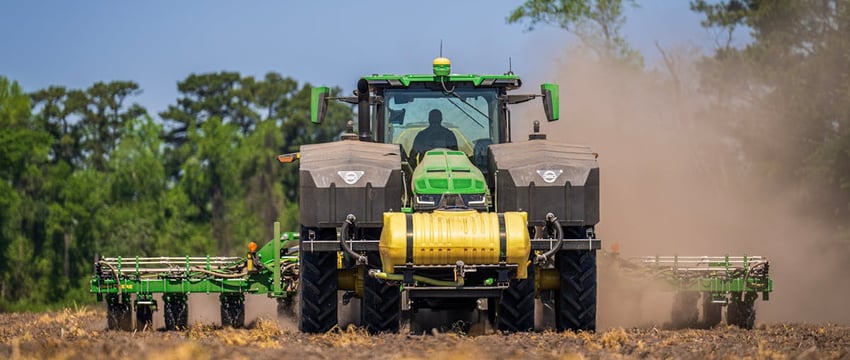 Первые потери во время страды — в Витебской области сгорели комбайн и прицеп с соломой