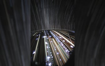 Американский астронавт показал звездный след из иллюминатора космического корабля Crew Dragon 9 — Видео