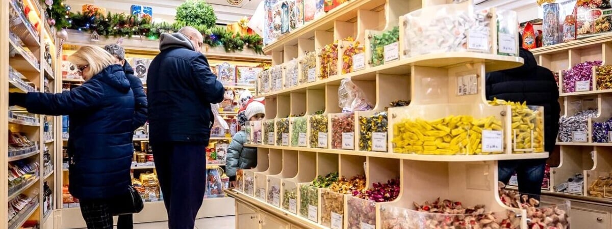 Почему конфеты «Любимая Алёнка» дороже «Ромашки»? На «Коммунарке» назвали 2 фактора, от которых зависит цена сладостей