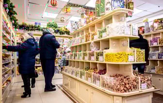 Почему конфеты «Любимая Алёнка» дороже «Ромашки»? На «Коммунарке» назвали 2 фактора, от которых зависит цена сладостей