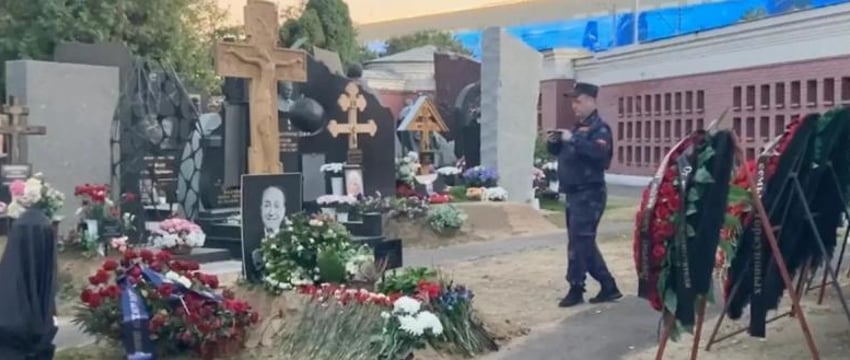 Могилу ведущего КВН Маслякова разрушили на Новодевичьем кладбище