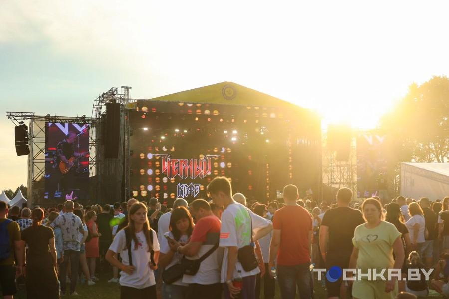 Рокеры «отрываются»: в Пружанах прошел первый день «Солнцестояния»