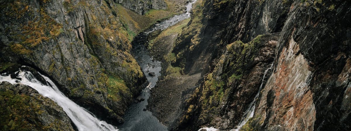 Россия в понедельник утром выпустила по Украине десятки ракет