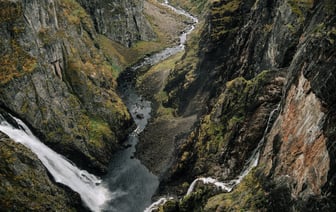 Россия в понедельник утром выпустила по Украине десятки ракет