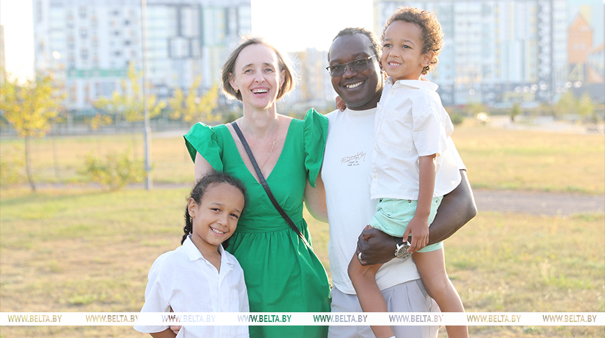 Звезда цирка из Африки женился на брестчанке и воспитывает сыновей