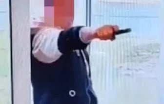 В Беларуси мужчина угрожал пистолетом посетителям магазина на АЗС