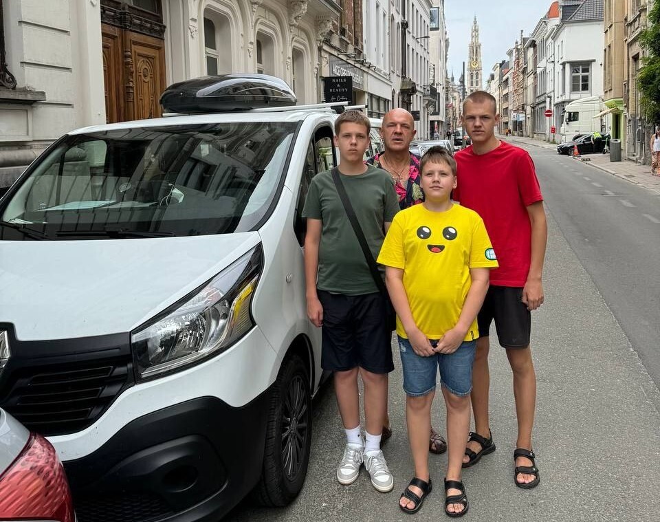 Белорусы отправились в Европу на «микрике» Renault Trafic