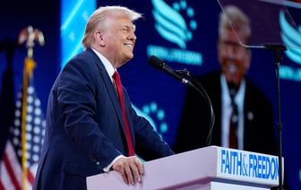 Трамп умоляет христиан повысить явку избирателей, обхаживает чернокожих избирателей