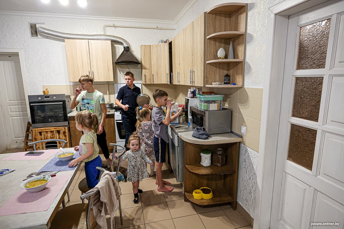 Как живет семья из Брестской области, в которой 15 детей