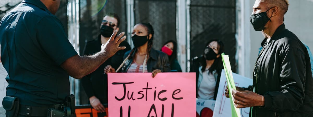 В Беларуси забрасывание яйцами и помидорами здания посольства в Ереване не оставили без внимания