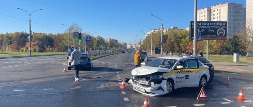 Таксист выехал на красный и совершил двойное ДТП в Минске
