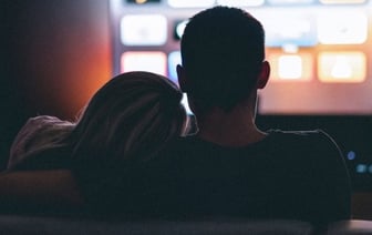 Мужчина вынес телевизор из дома, чтобы порадовать любимую