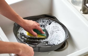 Как легко отмыть тефлоновую сковороду, не повредив покрытие? Нагрейте на ней эту жидкость — Полезно