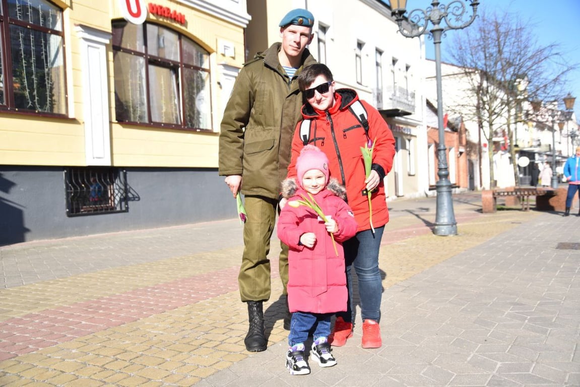 Военнослужащие 38-ой Брестской отдельной гвардейской десантно-штурмовой бригады поздравили брестчанок с Днём женщин