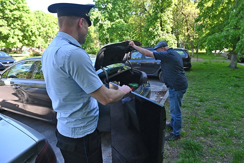«Конь машину разбил, его и сажайте!» Как судебные исполнители собирают долги