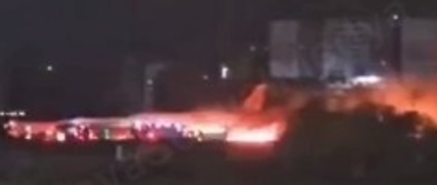 Прилетевший из Сочи самолет загорелся в аэропорту Анталии