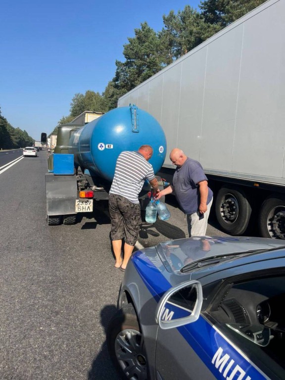 «Брестводоканал» организовал подвоз воды к очереди перед КПП «Козловичи»