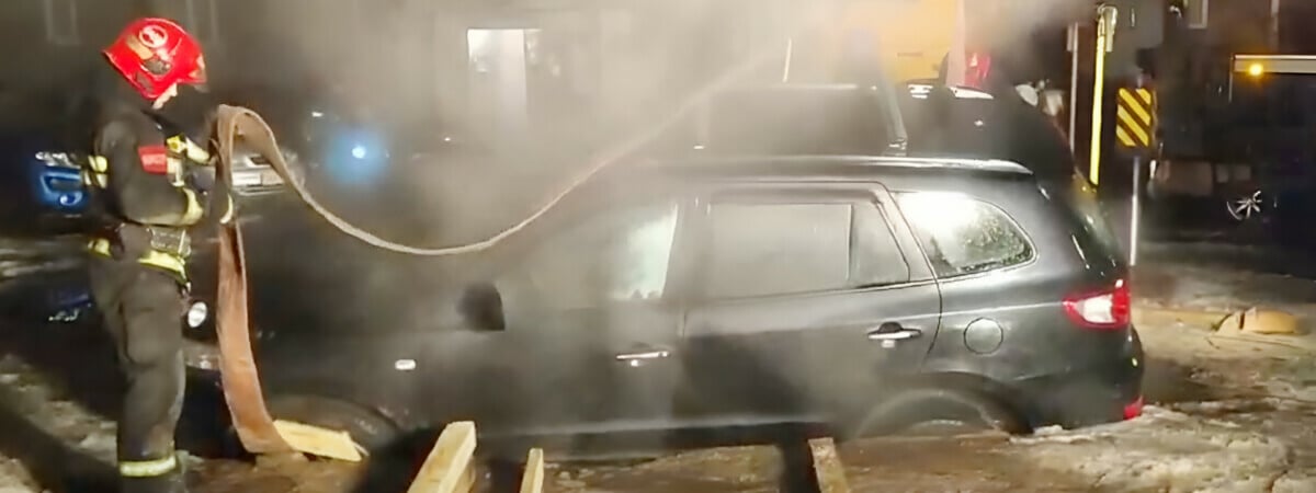 В Витебске машина провалилась в подземный канал — Видео