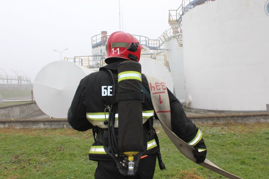 Спасатели в Бресте провели учения на складе нефтепродуктов