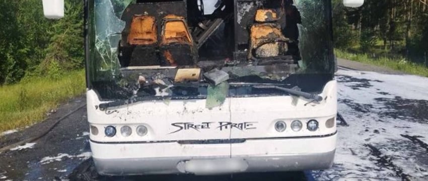 Возле Лунинца на трассе М10 загорелся автобус. Подробности