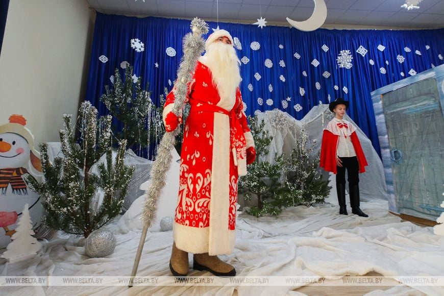 Под шубой у Деда Мороза - тельняшка. Десантники устроили праздник ребятам из Кобринской детской деревни