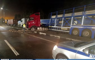 В Минске фура протаранила четыре тягача и прицеп