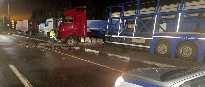 В Минске фура протаранила четыре тягача и прицеп