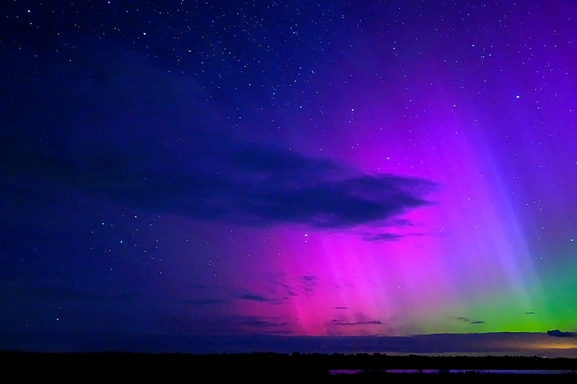 Полярное сияние над Боярским озером и деревней Бояры. Чашникский район Витебской области, Беларусь. Фото Сергея Серебро