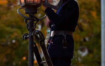 Сегодня брестскому фонарщику исполнилось 67 лет