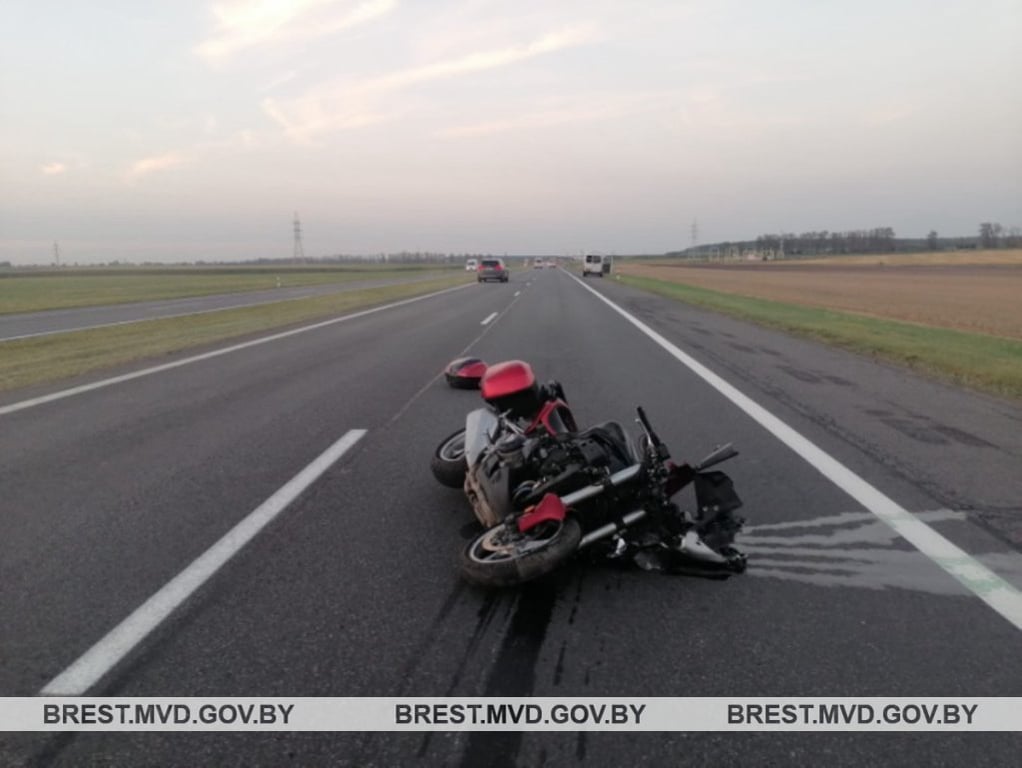 Мотоциклист на скорости врезался в иномарку в Барановичском районе