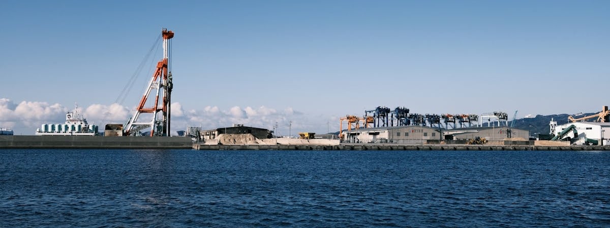 Экспорт Японии в ноябре вырос сильнее прогноза, импорт упал на 3,8%