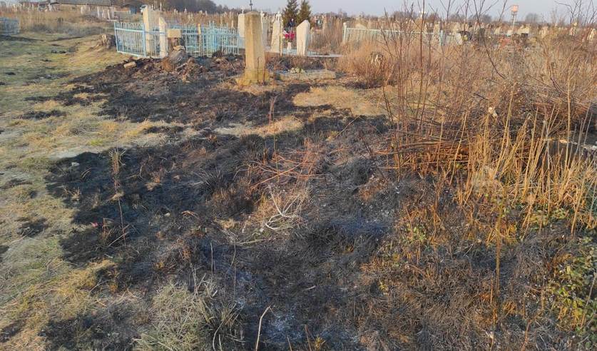 В Новогрудском районе пенсионер наводил порядок на кладбище и поджег сухую траву. Эта уборка стала для мужчины последней