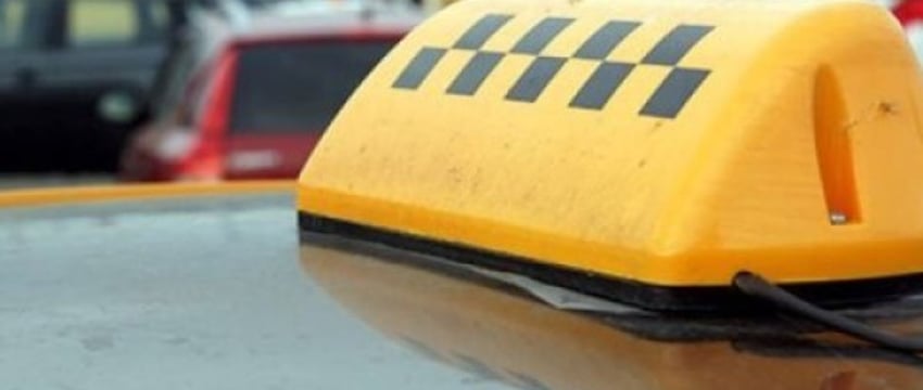 В Беларуси таксист отказался везти пятерых пассажиров — в ответ один достал нож. Чем всё закончилось?