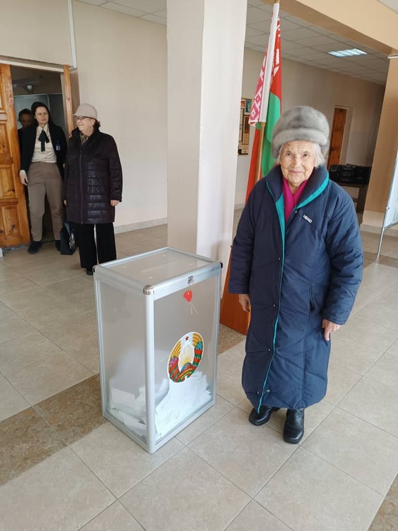 В Бресте 103-летняя жительница пришла на избирательный участок