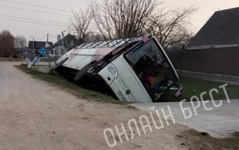 В Кобрине автобус опрокинулся в канаву. Стали известны подробности