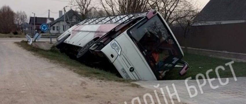 В Кобрине автобус опрокинулся в канаву. Стали известны подробности